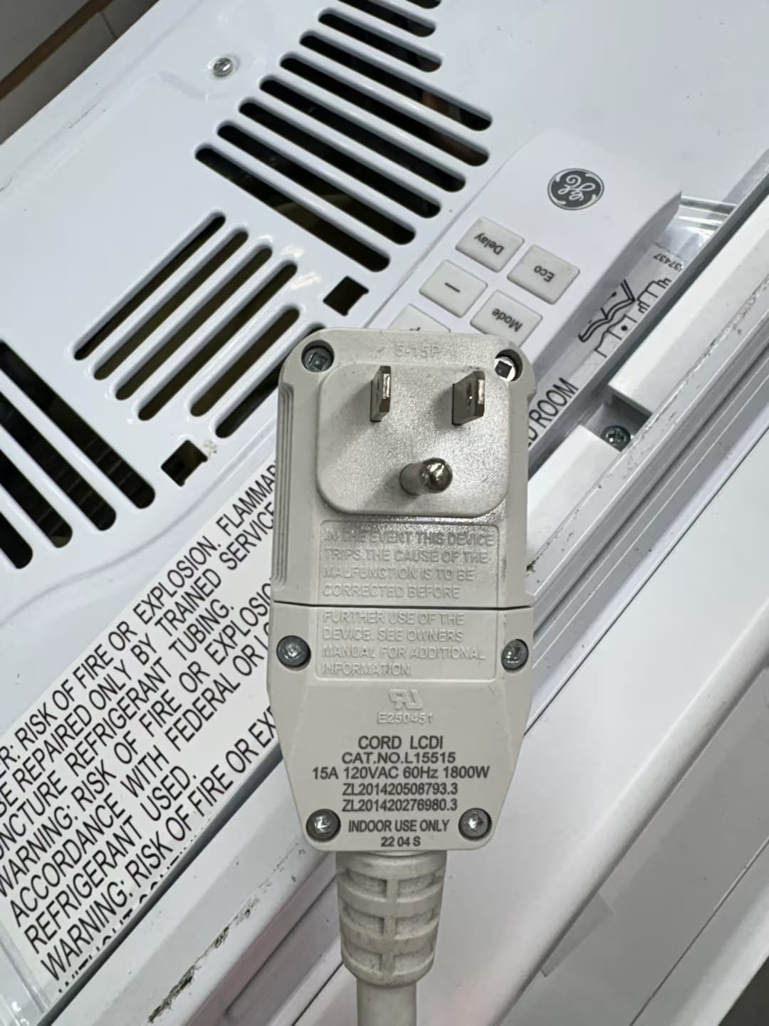 How to Tell If an Outlet Is 120V or 240V 2 120v plug